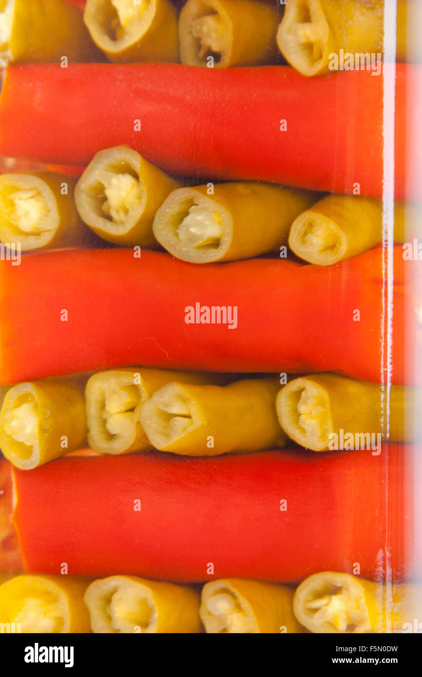Les légumes en conserve dans un bocal en verre. Utiliser pour le fond Banque D'Images