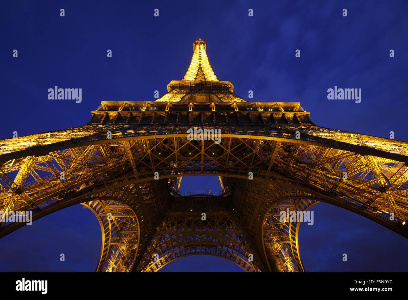 À la tombée de la Tour Eiffel, Paris, France Banque D'Images