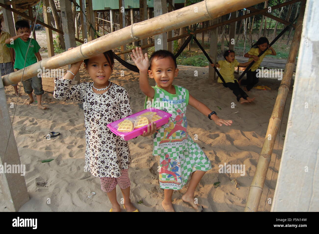 Enfants sourire et jouer à Saigon, Vietnam village Banque D'Images