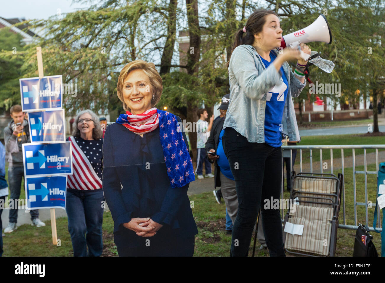 Rock Hill, Caroline du Sud, USA, le 06 novembre, 2015. Un partisan du candidat présidentiel démocrate Hillary Rodham Clinton cris de slogans le long d'une découpe à l'extérieur de l'Hillary Byrnes Auditorium où les premiers candidats dans le sud Forum se tient à Winthrop University Novembre 6, 2015 à Rock Hill, Caroline du Sud. Banque D'Images