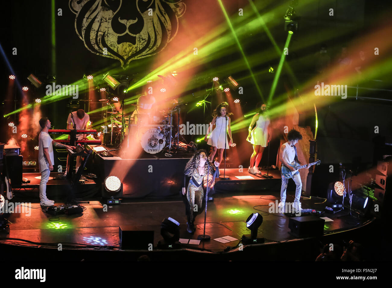 Manchester, UK. 6 novembre, 2015. Ella Eyre effectue une vente à vivre hors foule à Manchester's Albert Hall un jour après avoir remporté un MOBO Award de la meilleure loi. Crédit : Simon Newbury/Alamy Live News Banque D'Images