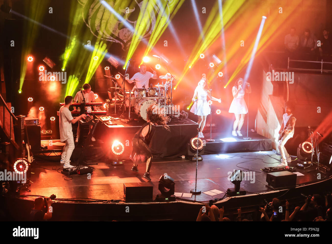 Manchester, UK. 6 novembre, 2015. Ella Eyre effectue une vente à vivre hors foule à Manchester's Albert Hall un jour après avoir remporté un MOBO Award de la meilleure loi. Crédit : Simon Newbury/Alamy Live News Banque D'Images