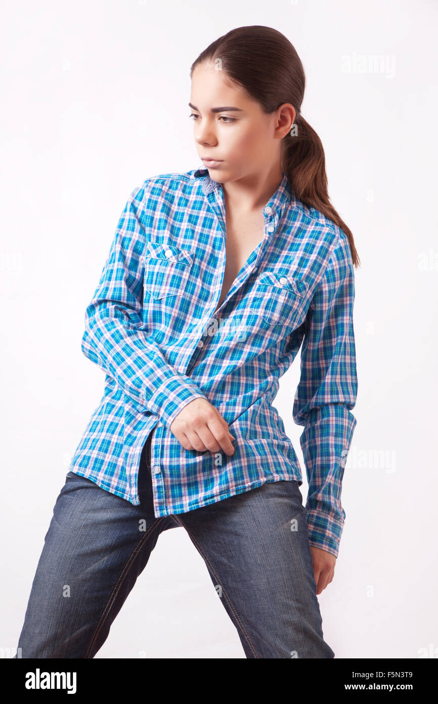 Attractive young woman in a blue shirt et jeans Banque D'Images