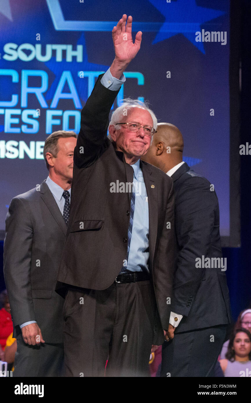 Rock Hill, Caroline du Sud, USA. 08Th Nov, 2015. Le candidat démocrate à la sénateur Bernie Sanders vagues après le premier Forum des candidats dans le sud dans l'Auditorium de Byrnes à Winthrop University le 6 novembre 2015 à Rock Hill, Caroline du Sud. Banque D'Images