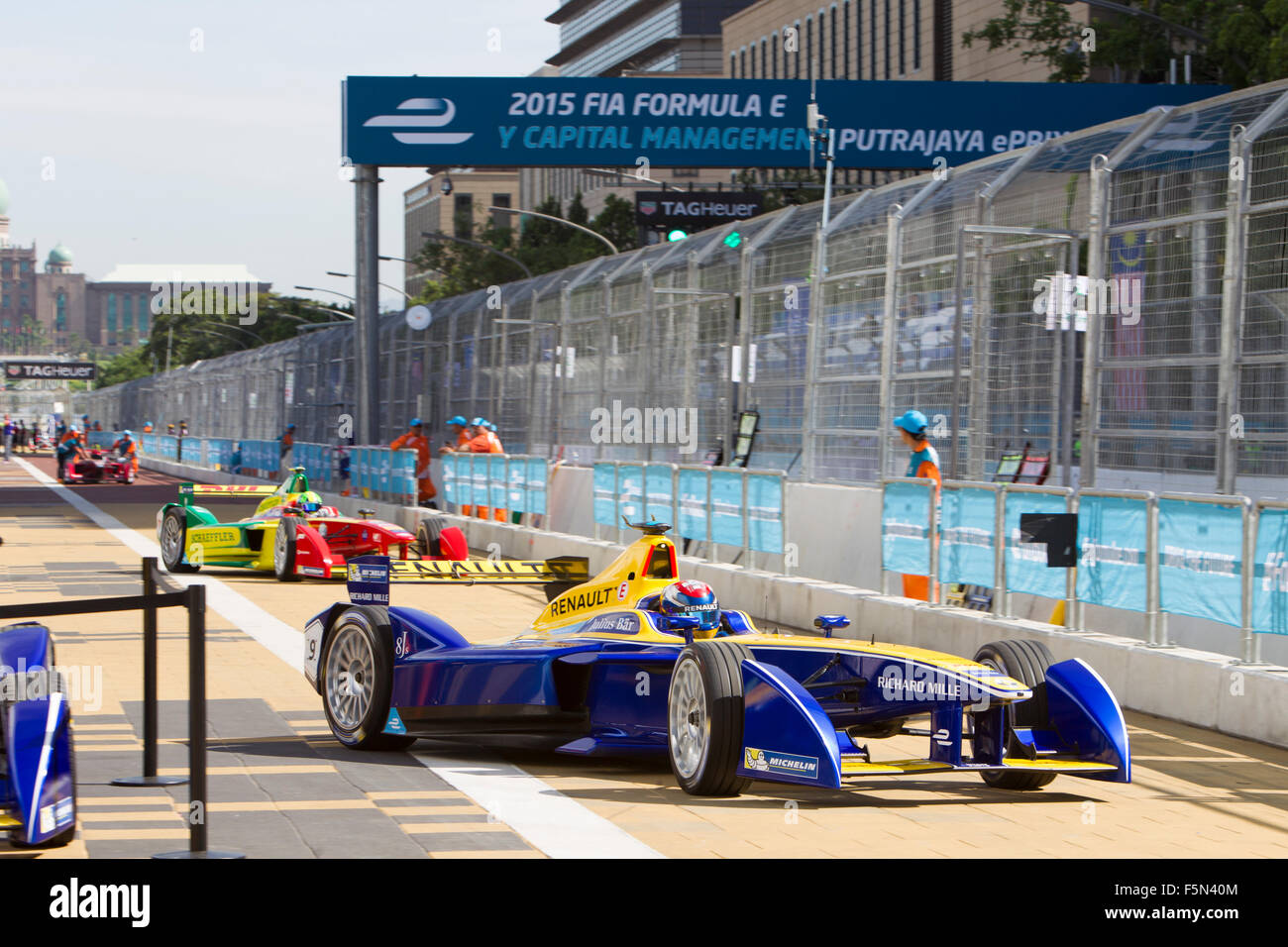 Putrajaya, Malaisie - 7 novembre, 2015 : Sébastien Buemi de barrages de l'équipe Renault sort des stands à FIA Formula-e championnat ePrix Putrajaya, Malaisie Crédit : Chung Jin Mac/Alamy Live News Banque D'Images