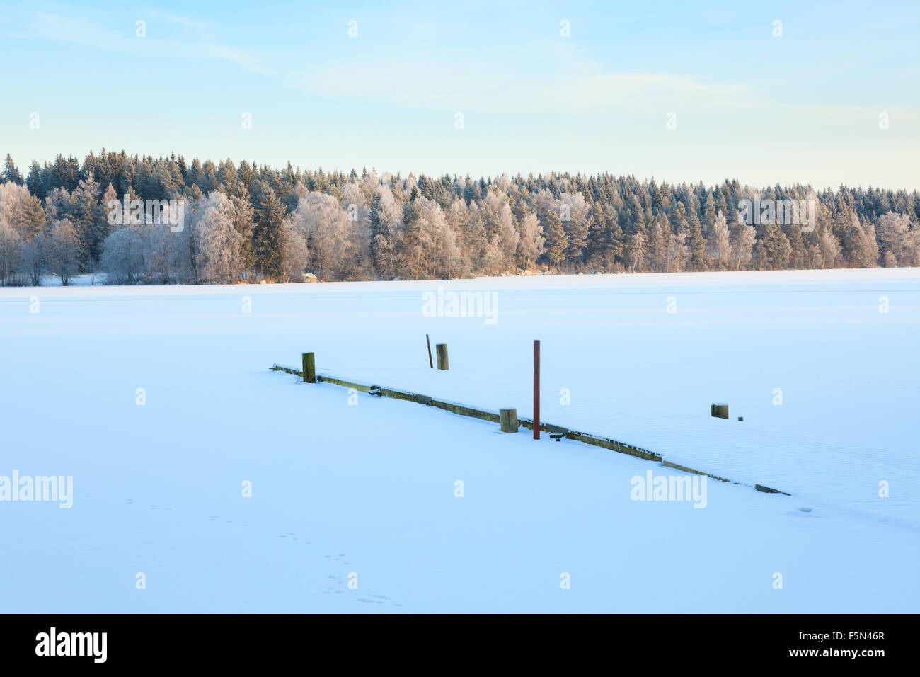Le lac d'hiver en Finlande Banque D'Images