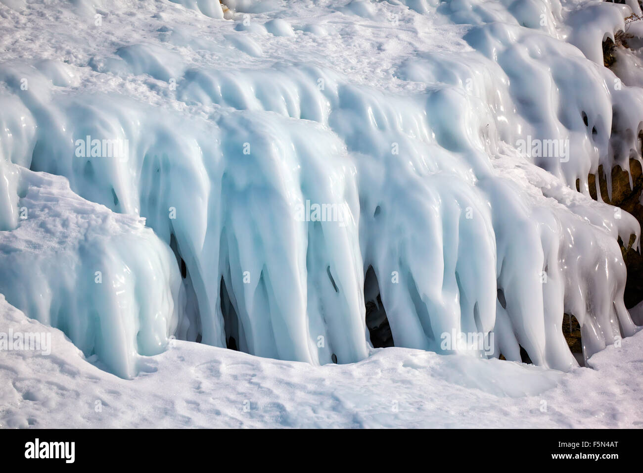 Mur de glace sur les rochers, sur le lac Baïkal à l'heure d'hiver Banque D'Images