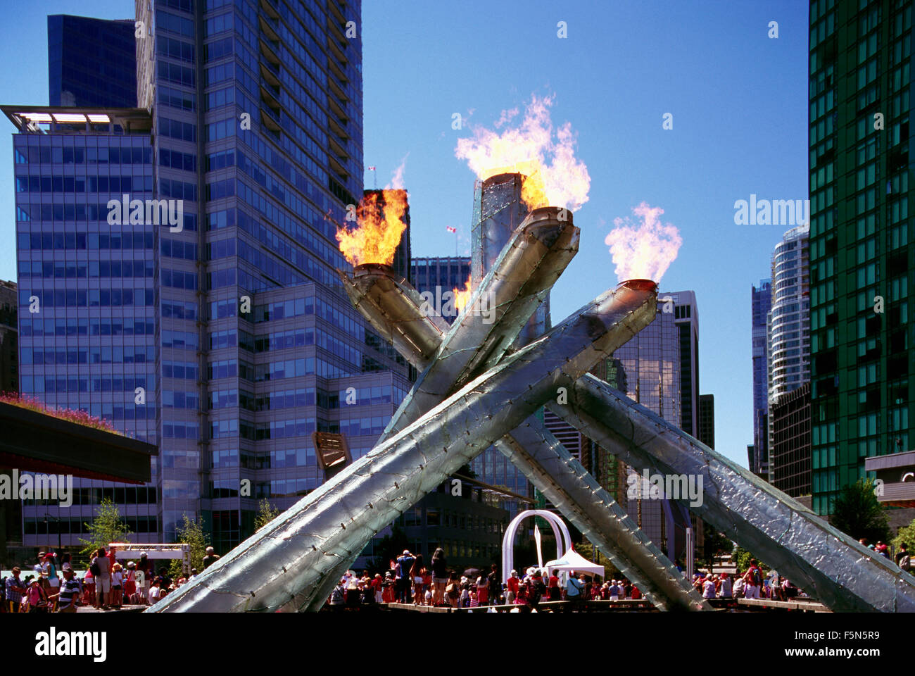 Vasque olympique lors de Jack Poole Plaza, Vancouver, BC, en Colombie-Britannique, Canada - allumé pour la fête du Canada (1er juillet) Banque D'Images