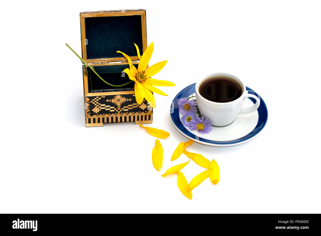 Le cercueil ouvert et tasse de café décoré d'une nature morte de fleurs, d'isoler Banque D'Images