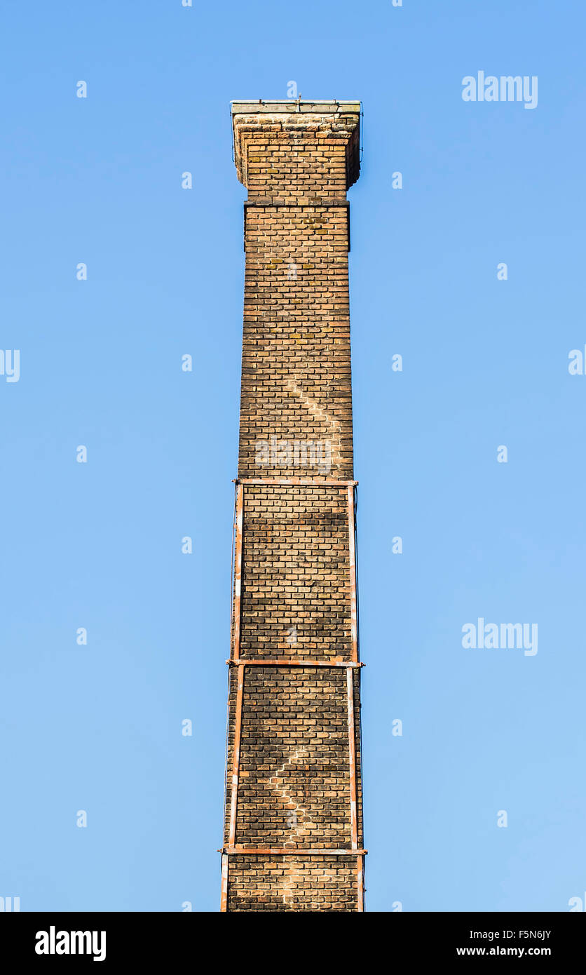 Très vieille cheminée en brique avec un ciel clair. Banque D'Images