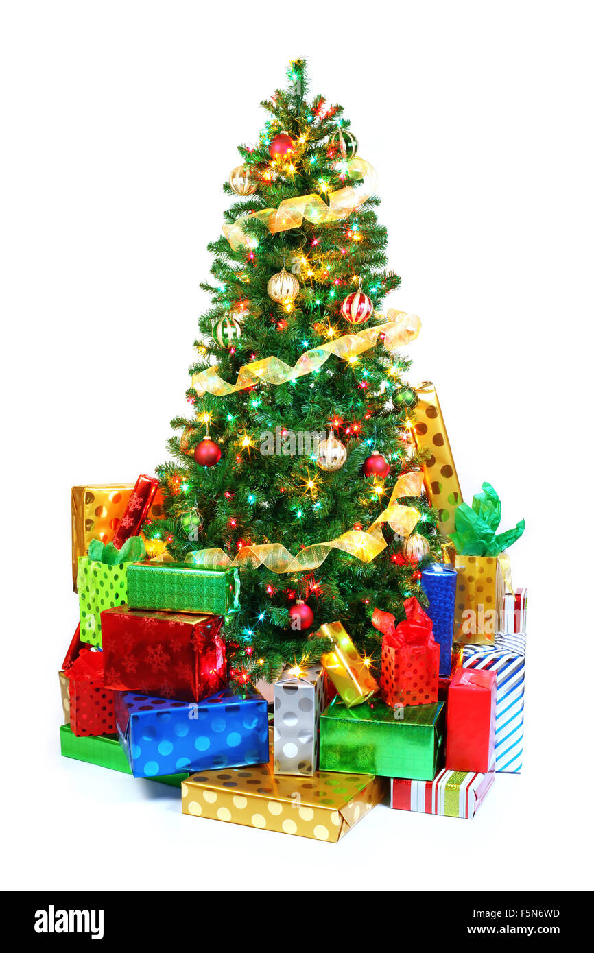 Entouré d'arbres de Noël décorés par des cadeaux. Isolé sur blanc. Banque D'Images