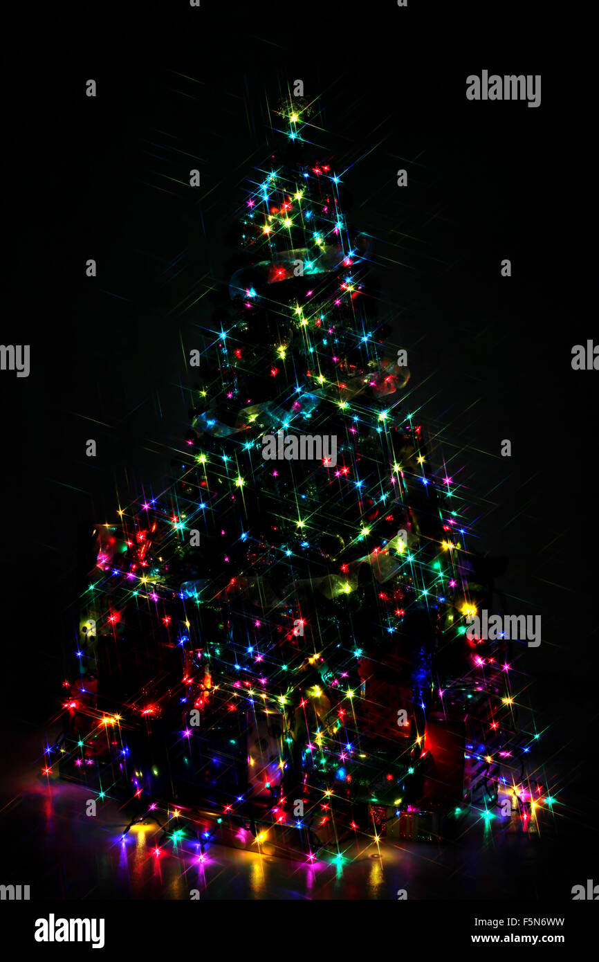 Arbre de Noël décoré avec des lumières dans la nuit colorée Banque D'Images