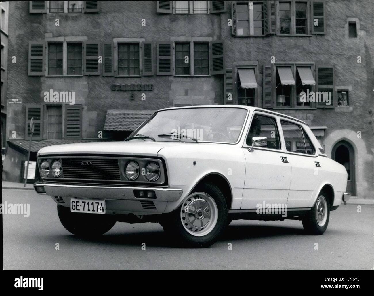 1973 - Nouvelle Fiat voitures sur l'affichage à la 43e International Motor Show à Genève, Suisse. Le 43e Salon de l'auto se déroulera du 15 mars au 25 mars 1973. Dans l'occasion de cet événement, l'usine automobile de renommée internationale souligne le fait qu'elle a produit en 1972, un total de 1 661 500 voitures. Parmi ces 650 000 ont été exportés vers les pays étrangers. Cette photo prise dans une rue de Genève, Suisse, montre : La Fiat 132 special qui est disponible en trois modèles différents : 1600, Normal et Spécial 1800 spécial. C'est un confortable et très rapide et flashy avec soit 98 automobile ' HP Banque D'Images
