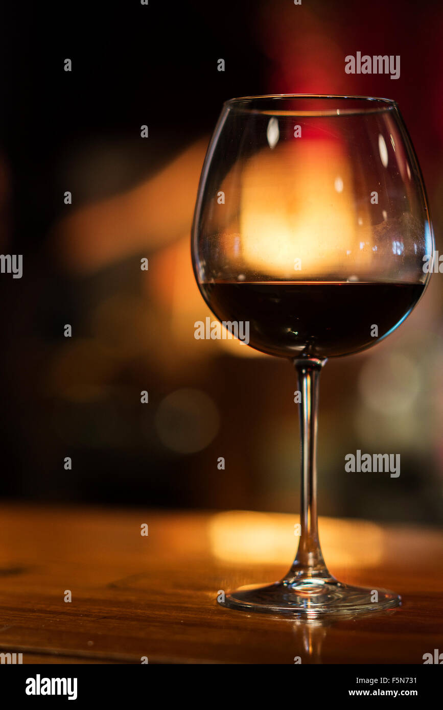 Verre de vin rouge dans un bar de nuit de l'intérieur Banque D'Images