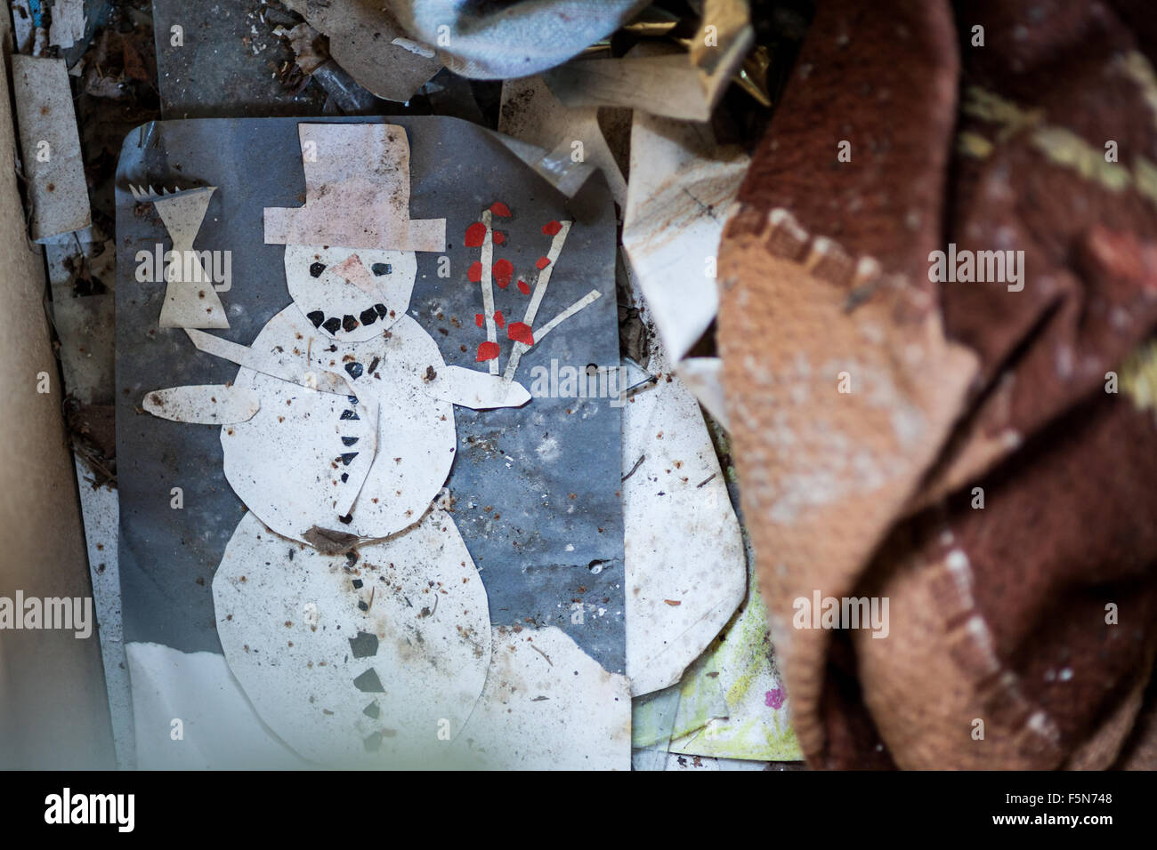 Carte de Noël fait main les enfants dans maison abandonnée Banque D'Images