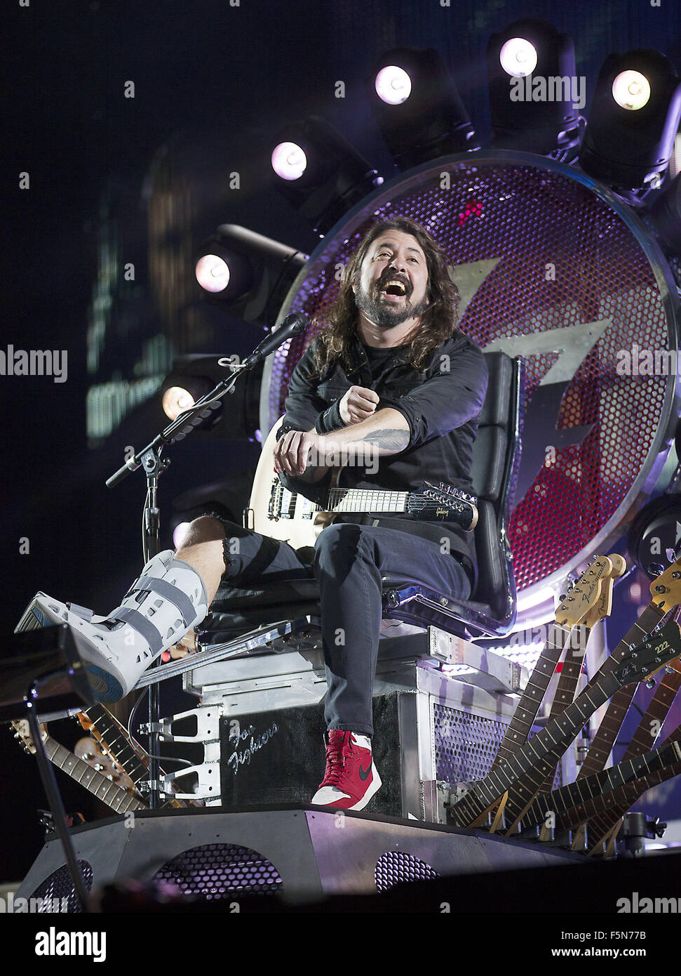 Les Foo Fighters sur leur premier concert tant attendu au Royaume-Uni depuis Dave Grohl se cassa la jambe et a été forcé d'annuler Glastonbury à Milton Keynes Bowl Musiciens : Dave Grohl Où : Milton Keynes, Royaume-Uni Quand : 05 Septembre 2015 Banque D'Images