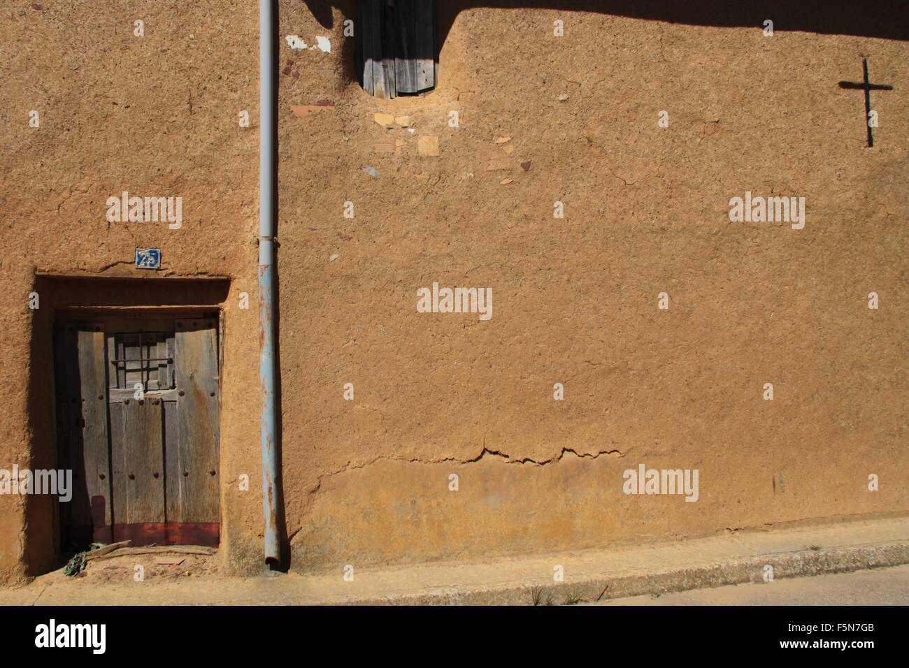 Porte en bois et mur en stuc Camino Santiago Banque D'Images