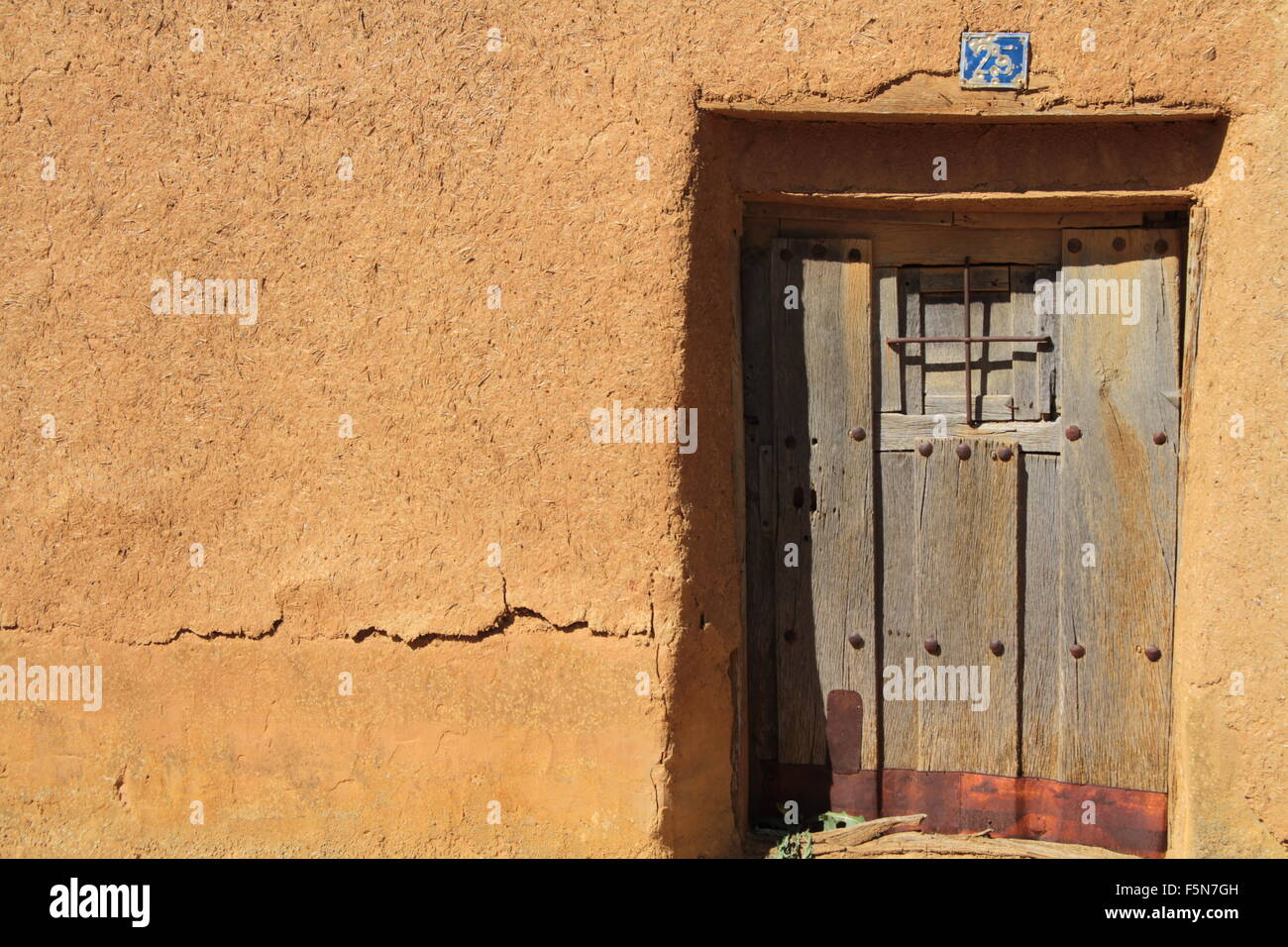 Porte en bois et mur en stuc Camino Santiago Banque D'Images