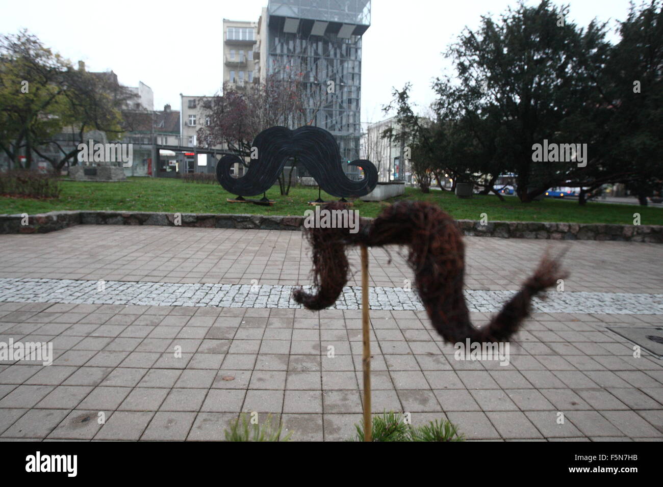 Gdynia, Pologne 7ème, novembre 2015 de la ville de Gdynia prend l'action 'win courageux." Dans le cadre de la campagne big moustache poussent dans le centre-ville , ville aussi chariots et bus de communication a peint à moustache rappelant la menace du cancer des testicules. Banque D'Images