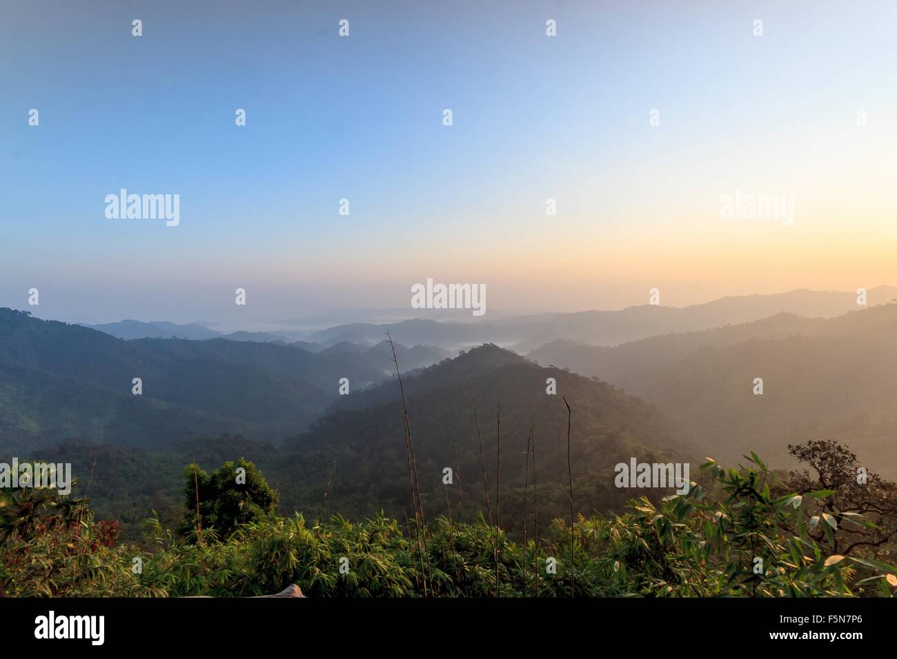 Beau lever de soleil dans les collines, forêts tropicales, la Thaïlande. Banque D'Images Beau lever de soleil dans les collines, forêts tropicales, la Thaïlande. Banque D'Images