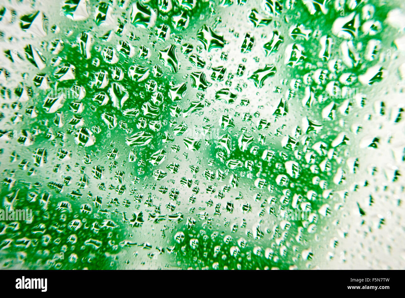 Abstrait, vert et blanc, fond de couleur avec des gouttes d'eau. Banque D'Images