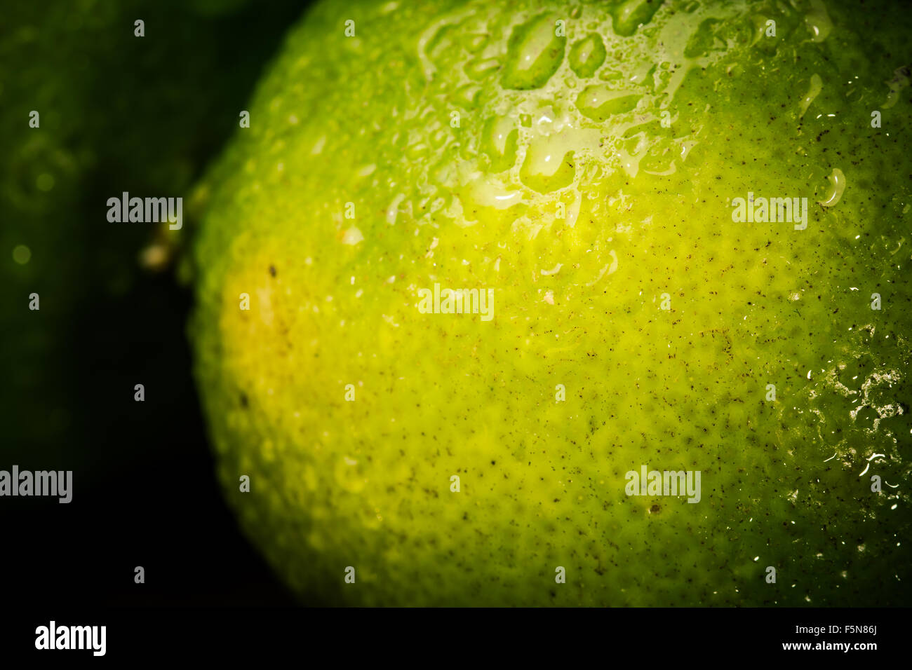 Près de lime jusqu'à l'aide de gouttes d'eau sur une vieille table en bois. Banque D'Images