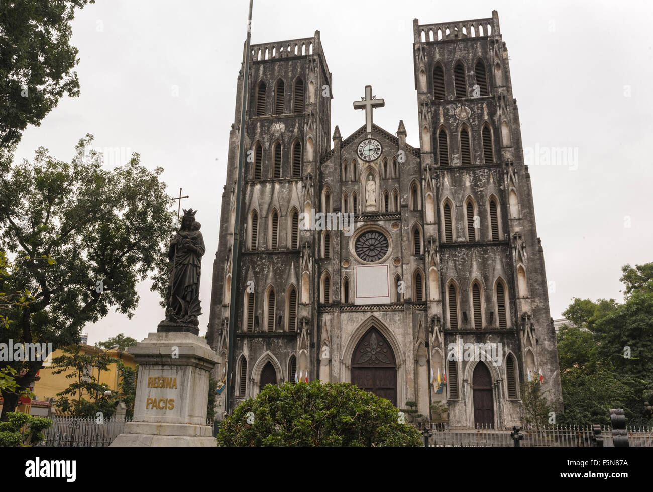 De style gothique, l'architecture de l'église cathédrale St Joseph à Hoan Kiem Hanoi, Vietnam. Banque D'Images