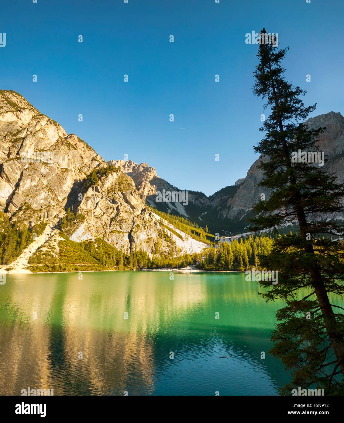L'été tranquille lac de montagne Dolomites italiennes Banque D'Images