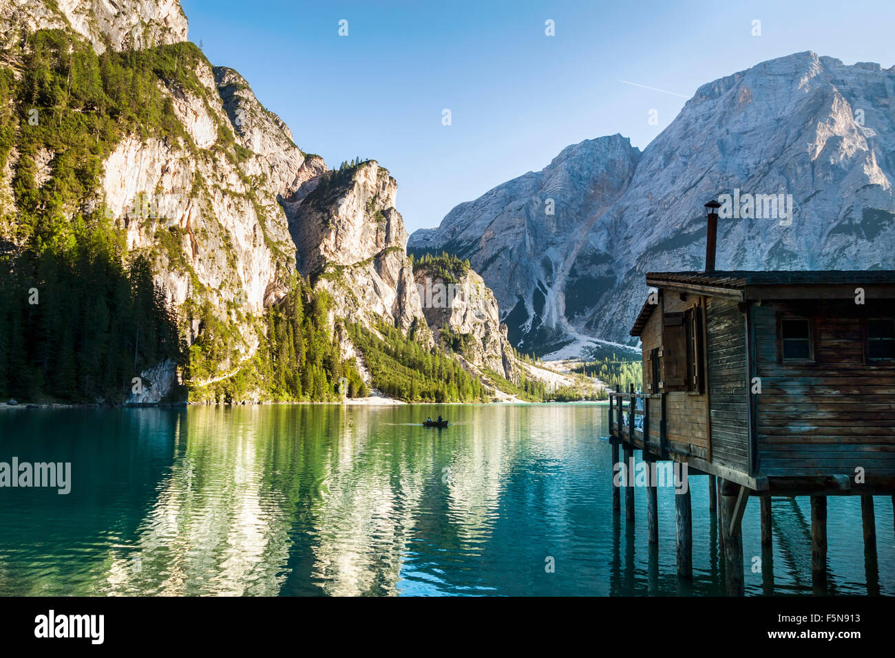 L'été tranquille lac de montagne Dolomites italiennes Banque D'Images