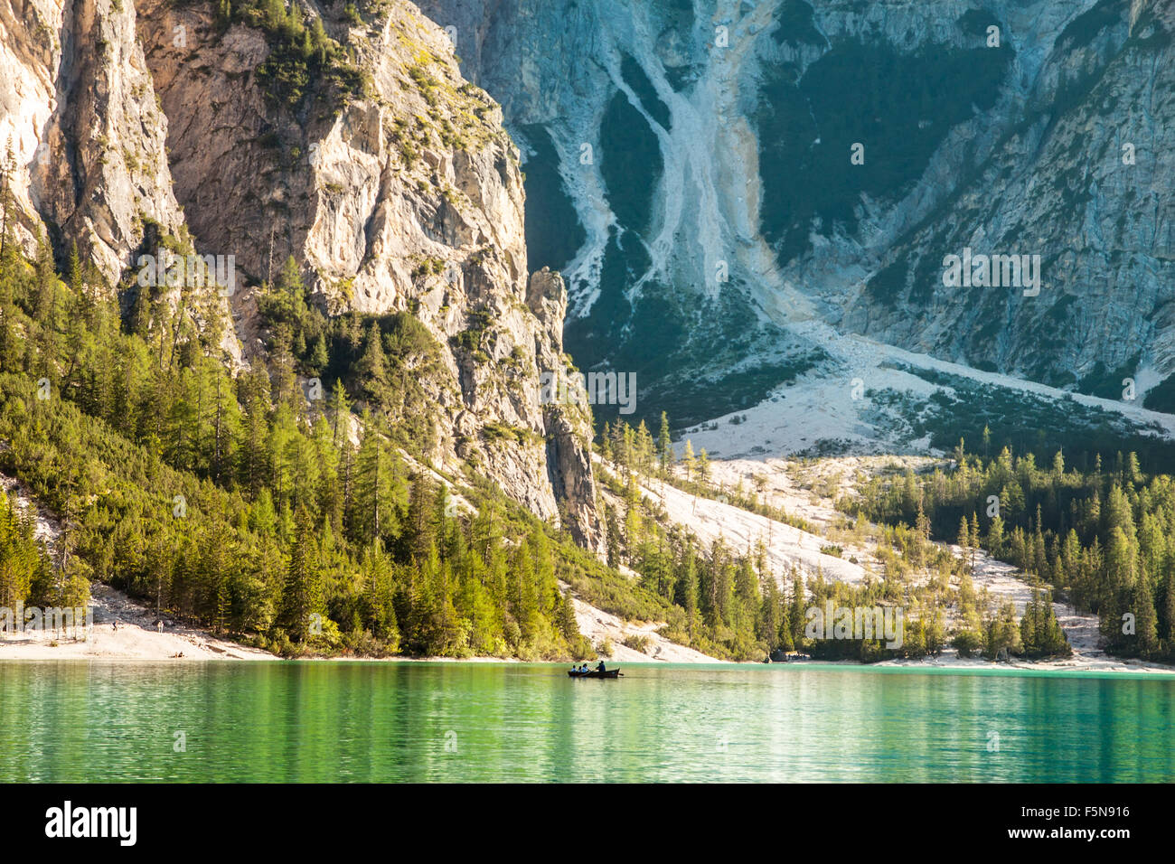L'été tranquille lac de montagne Dolomites italiennes Banque D'Images