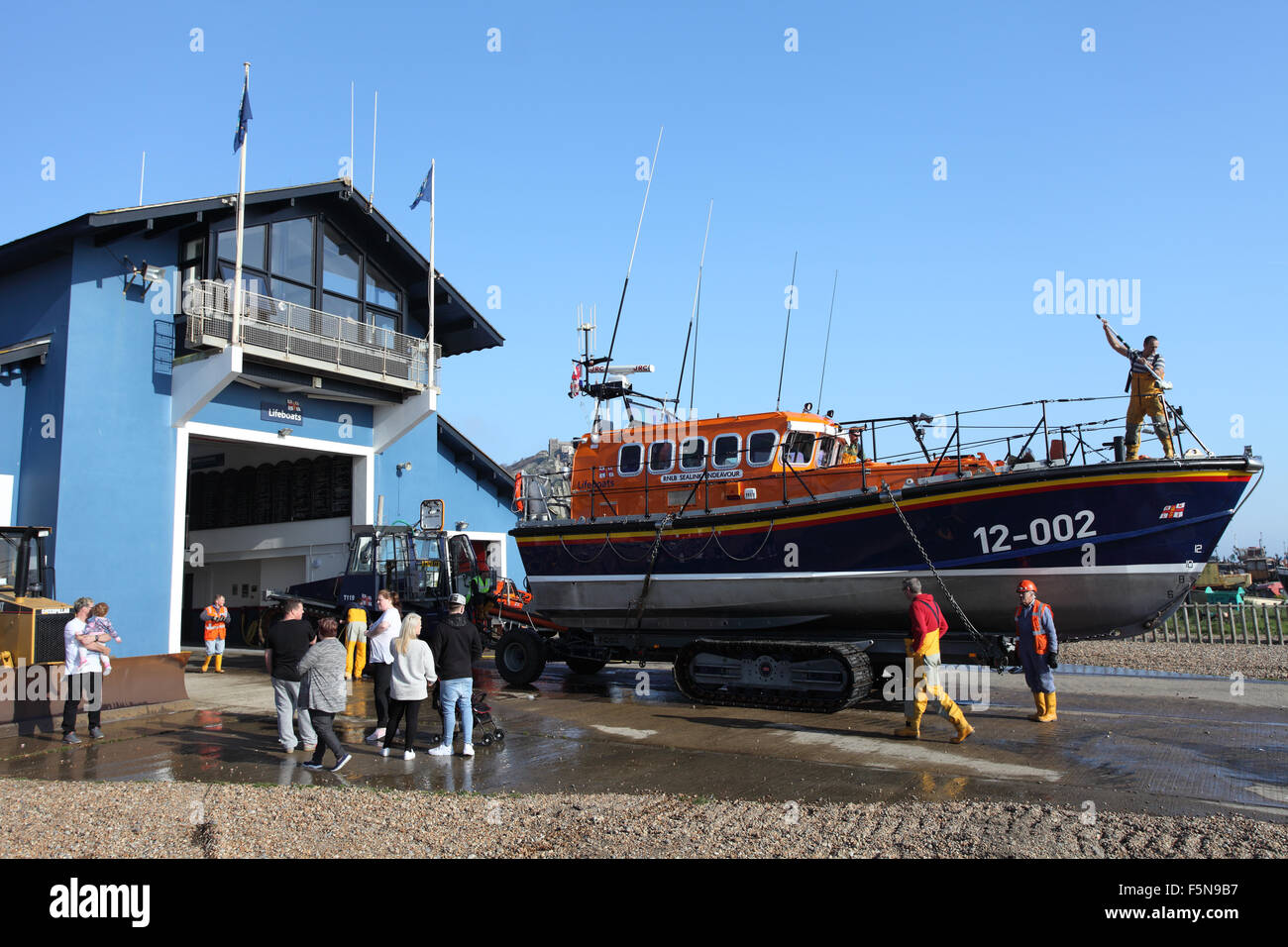 Nettoyage de l'équipage du bateau de sauvetage à la station de sauvetage de Hastings qui a été créée en 1858, East Sussex, UK Banque D'Images