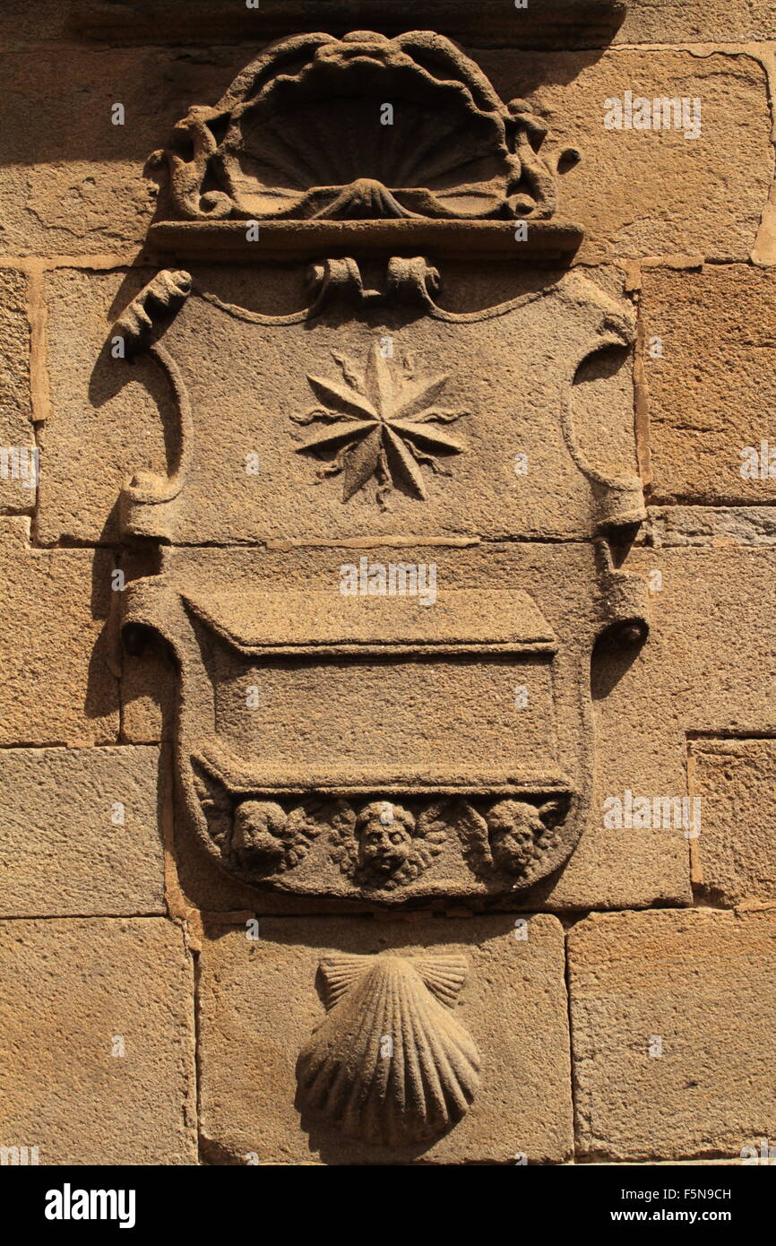 Bouclier Sculpté en pierre et de coquille Saint-Jacques, à l'extérieur, la cathédrale de Saint-Jacques de Compostelle Banque D'Images