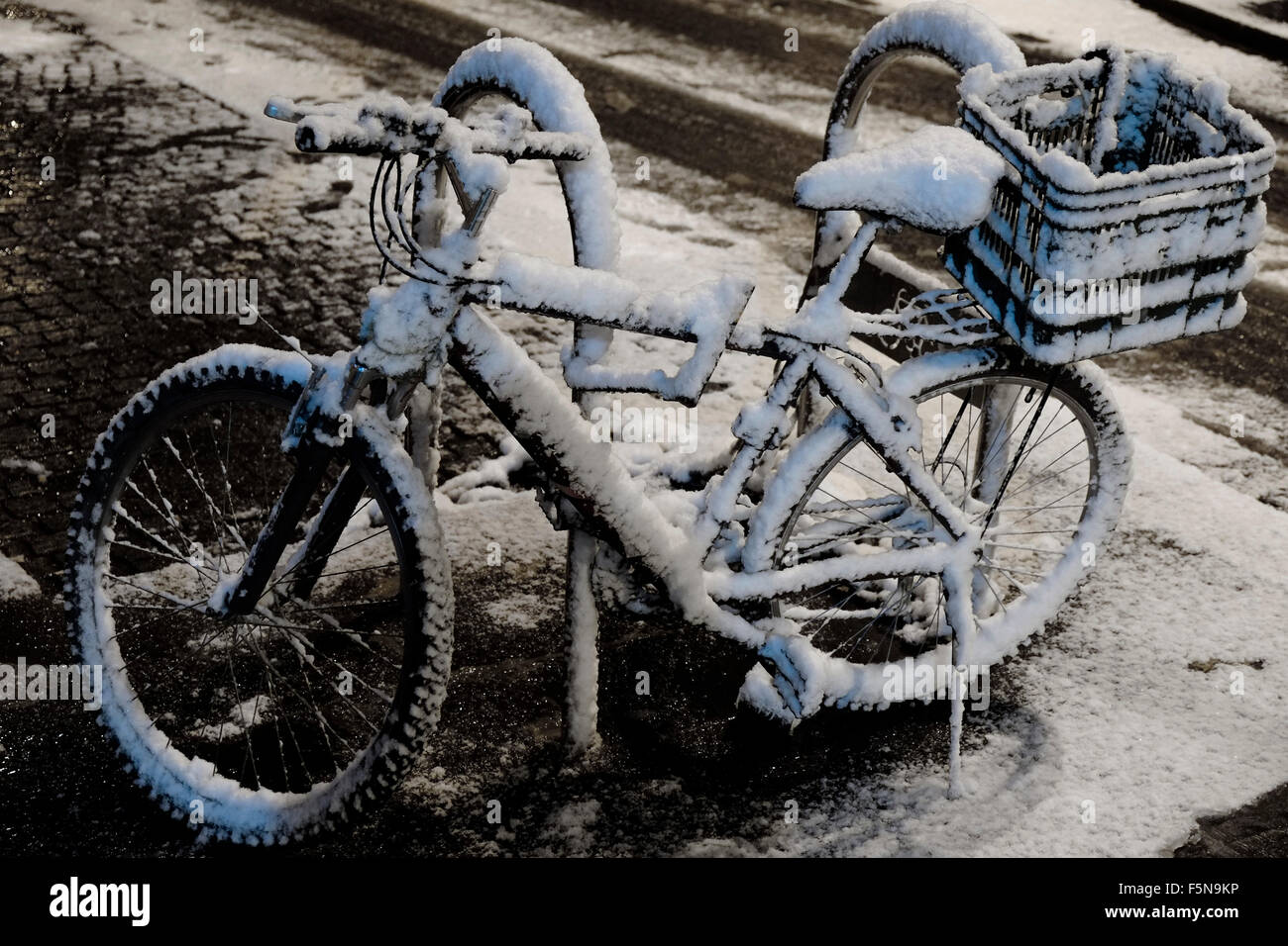 Un vélo recouvert de neige à Jérusalem-Ouest Israël Banque D'Images