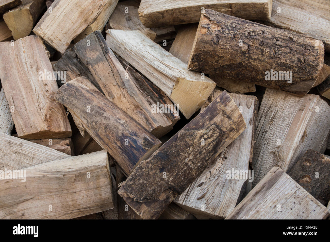 Pile de grumes de bois dur pour le carburant. Banque D'Images