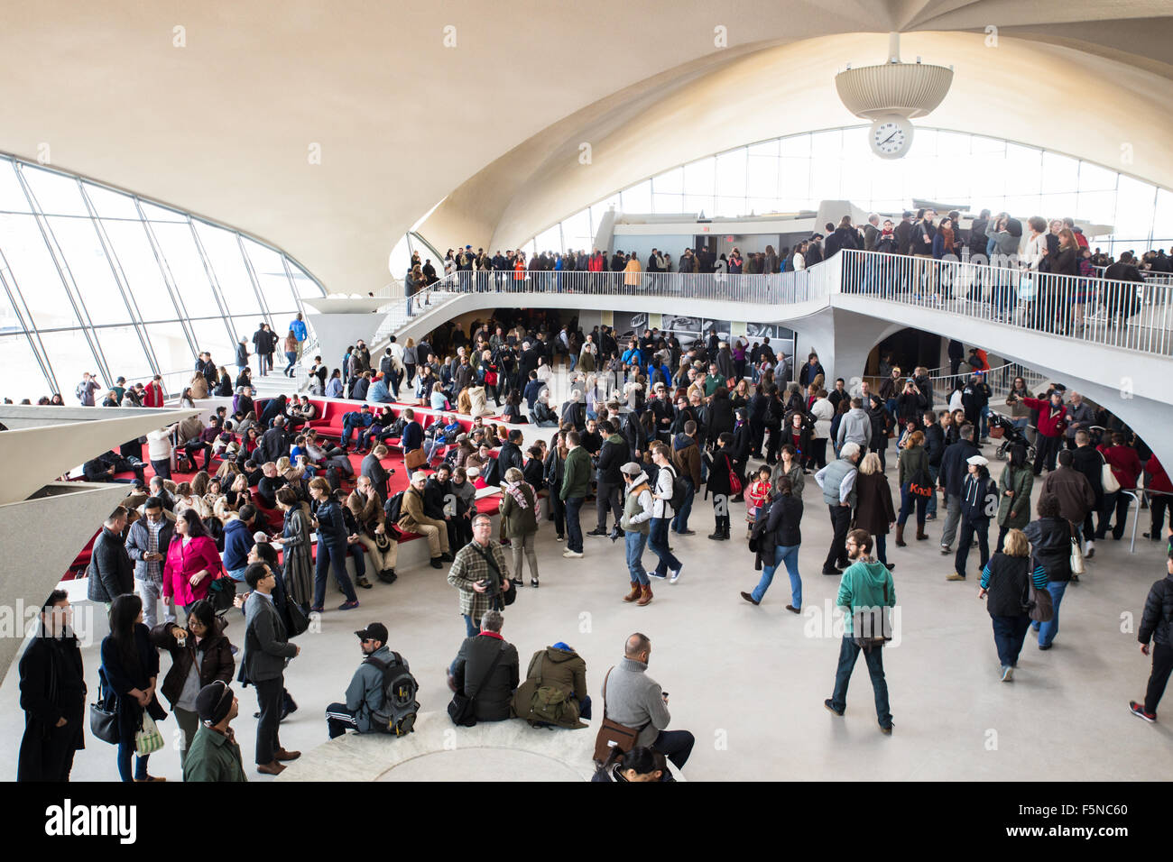 Vue de la foule lors de l'historique centre de TWA Terminal de l'aéroport à l'aéroport international John F. Kennedy Banque D'Images