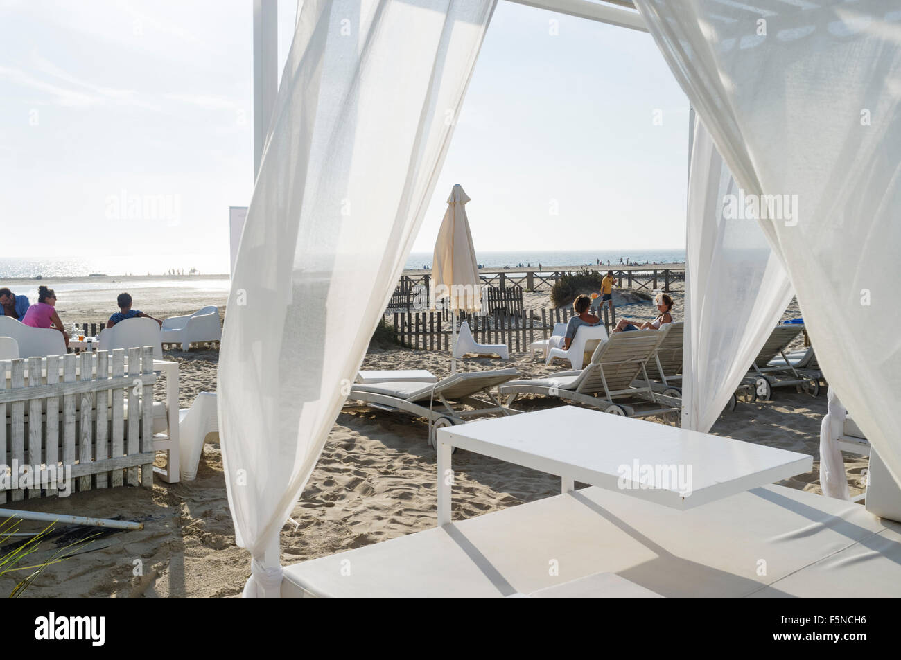 Transats à un chill out bar sur la plage de Tarifa, Cadiz Province, Andalusia, Spain Banque D'Images