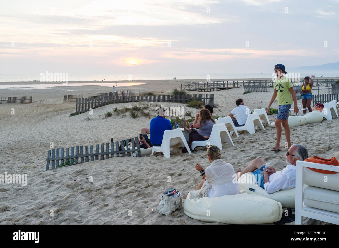 Les gens à un bar de plage en plein air dans la région de Tarifa, Cadiz Province, Andalusia, Spain Banque D'Images