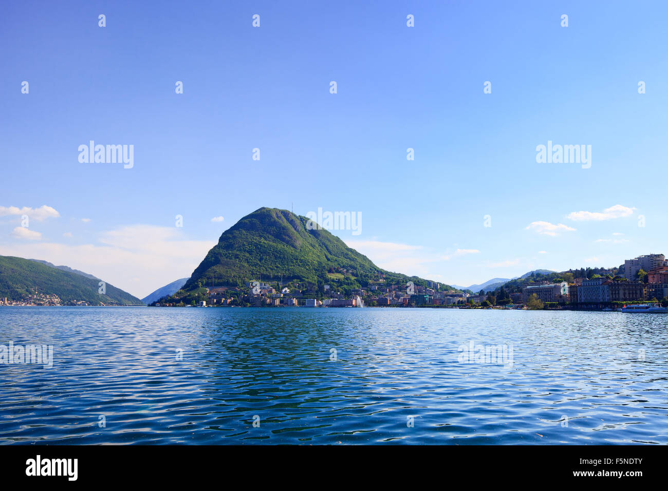 Le lac de Lugano et les montagnes paysage. Ville, l'eau, ciel bleu et les montagnes. Tessin, Suisse ou la Suisse, l'Europe. Banque D'Images