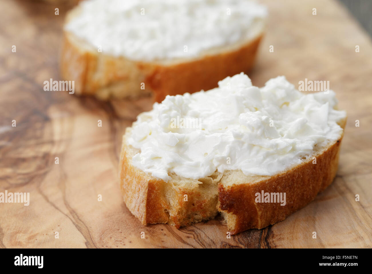 Tranches de baguette croustillante au fromage à la crème Banque D'Images