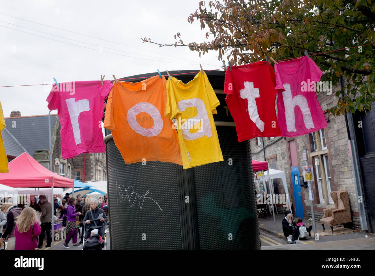 T Shirt Affichage à Cardiff Roath Festival communautaire South Wales Banque D'Images