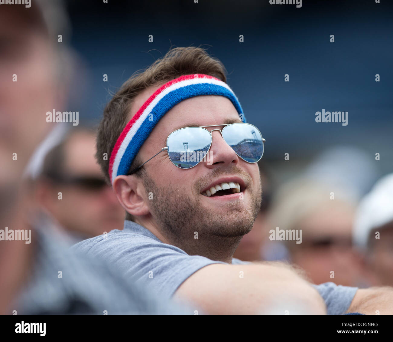 Ventilateur avec lunettes de soleil à l'US Open de Flushing Meadows 2015 ,l'USTA Billie Jean King National Tennis Center, New York, USA, Banque D'Images