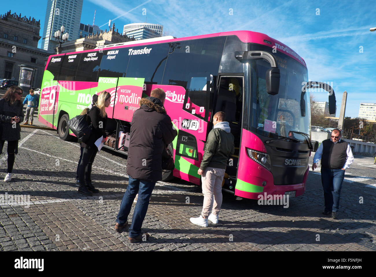 Varsovie, Pologne - le bus de l'aéroport Modlin connu comme ModlinBus exécute un service non-stop du centre-ville de Varsovie à l'aéroport de Modlin Banque D'Images