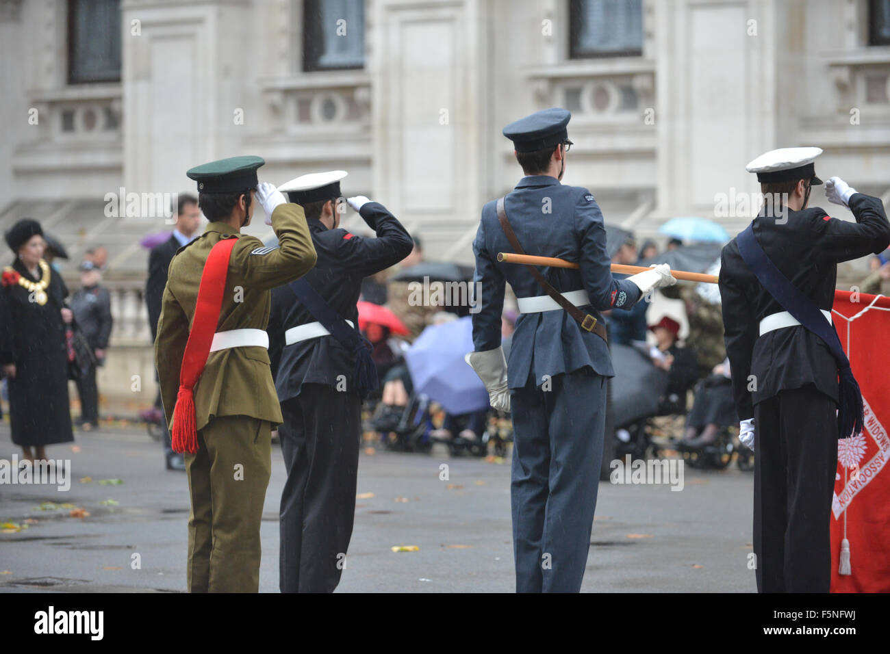 Whitehall, Londres, Royaume-Uni. 7 novembre 2015 l'Association des veuves de guerre Service du souvenir au monument commémoratif à Londres Banque D'Images