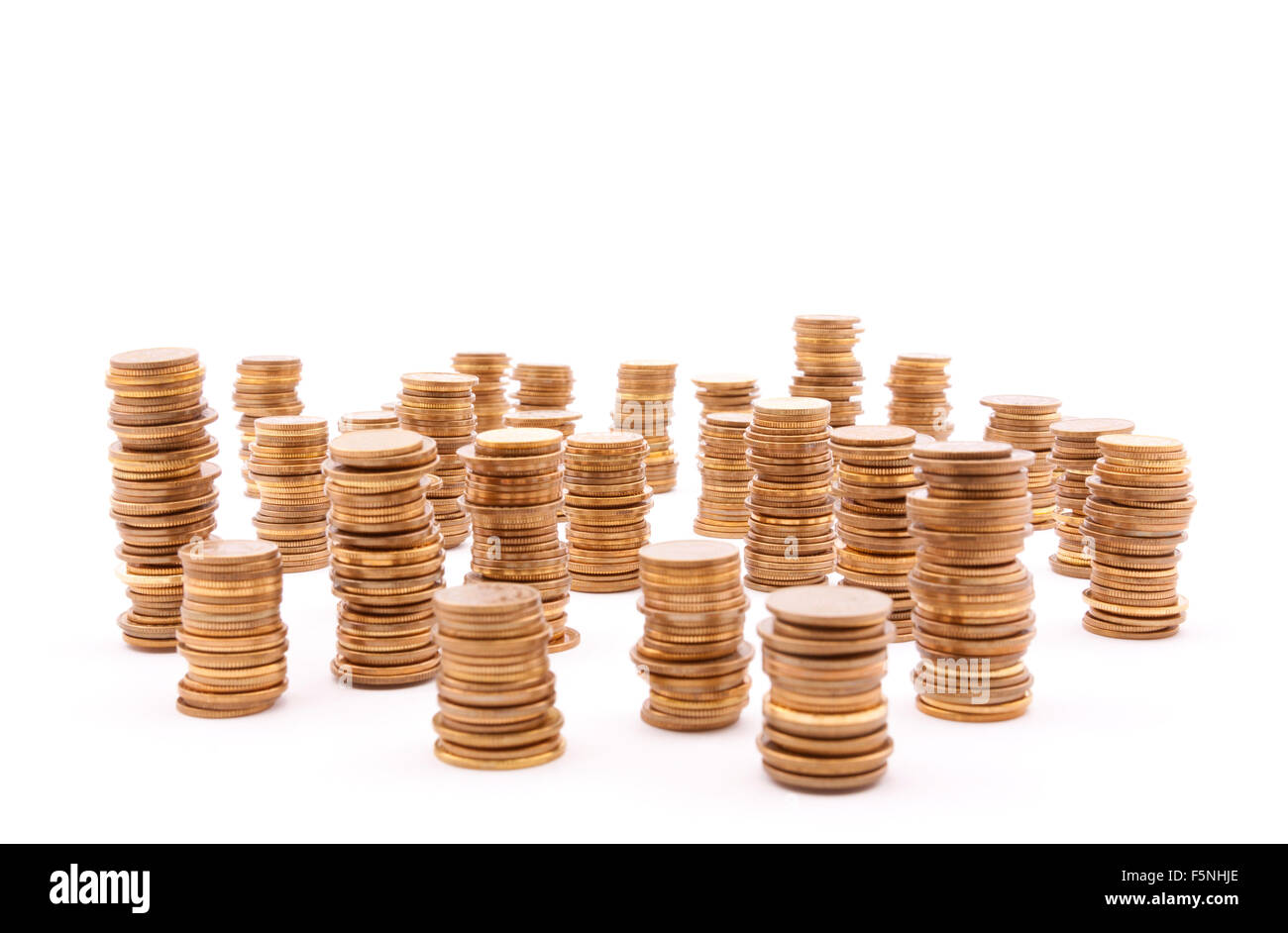 Pile de pièces sur fond blanc Banque D'Images