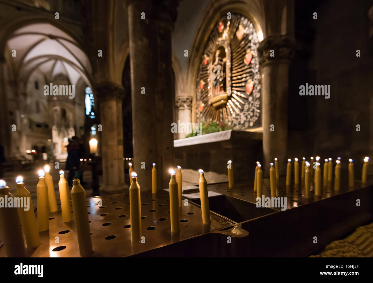 Bougies à un autel latéral de la cathédrale de Regensburg (Dom) de Saint Pierre, de style gothique de la ville historique de Ratisbonne, en Allemagne. Banque D'Images