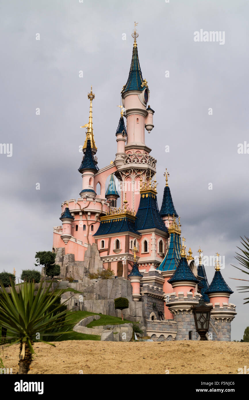 Château de La Belle au bois dormant, Fantasyland, parc à thème Disneyland Paris, Marne-la-Vallée, Île-de-France, France Banque D'Images