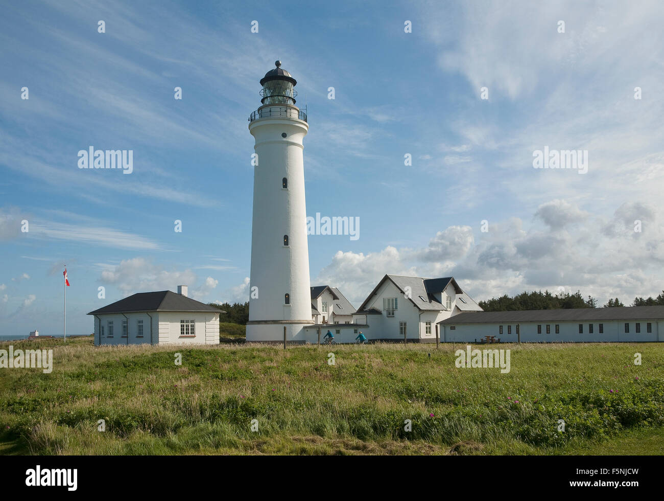 Un grand phare monte la garde sur le littoral. La coopérative est en cours à cloudscape vente de la majesté de ce bâtiment Banque D'Images