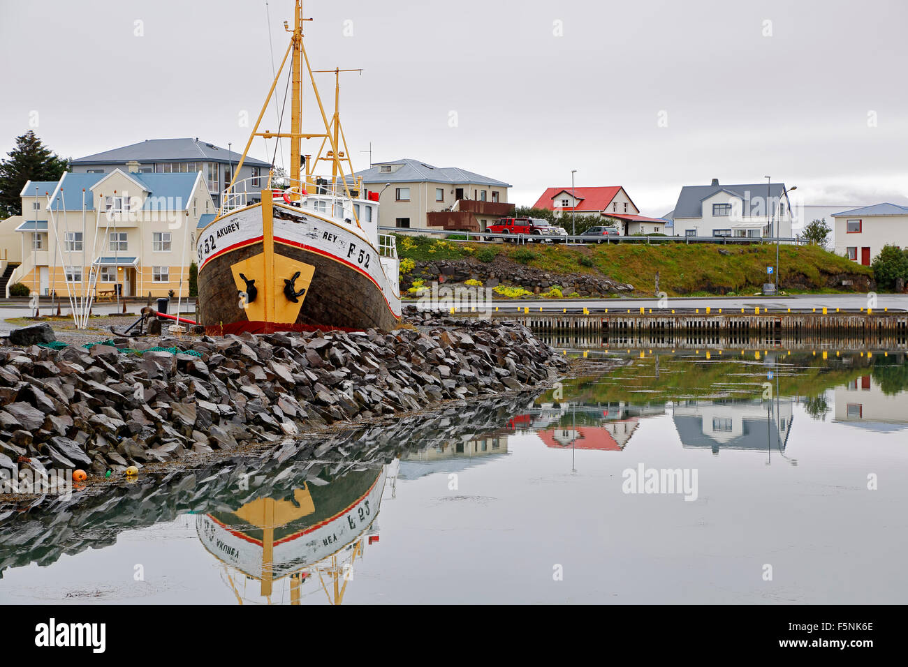Voile et maisons colorées, port, Hofn, Islande Banque D'Images