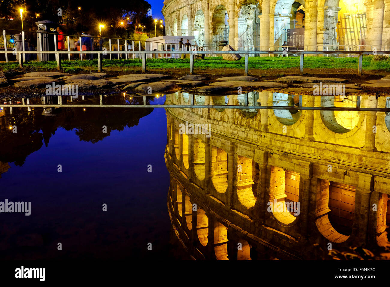 La réflexion du colisée dans l'eau d'une flaque d'eau, Rome Italie Banque D'Images