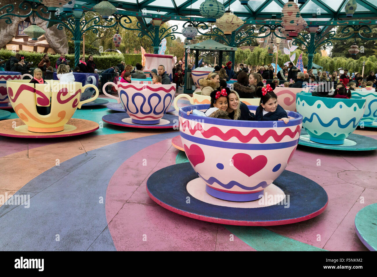 The Mad Hatter's Tea cups, parc à thème Disneyland Paris, Marne-la-Vallée, Île-de-France, France Banque D'Images
